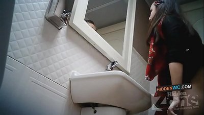 Әйелдер дәретханасындағы жасырын камера түсірілімі (1)