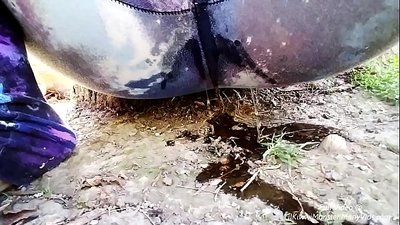 Көшеде піседі! Келіңіздер, LilKiwwiMonster трусисын сулап, кірге сипап жатқанын көріңіз!